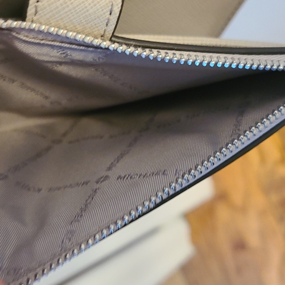 Gray/neutral Michael Kors Double-zip Jet Set wristlet - Picture 7 of 9